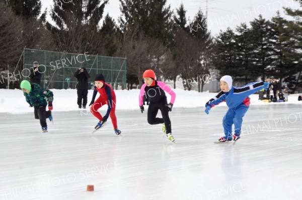 自己ベスト目指し５２人が氷上を熱走、音更でミニスプリント大会