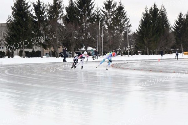 自己記録の更新を目指してリンクを熱走する児童ら