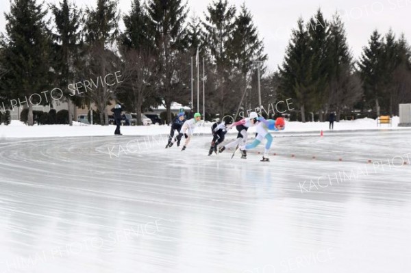 自己記録の更新を目指してリンクを熱走する児童ら