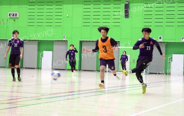 山田機械工業Ｖ　シニアは帯広ＦＣ制す　全十勝室内サッカー大会