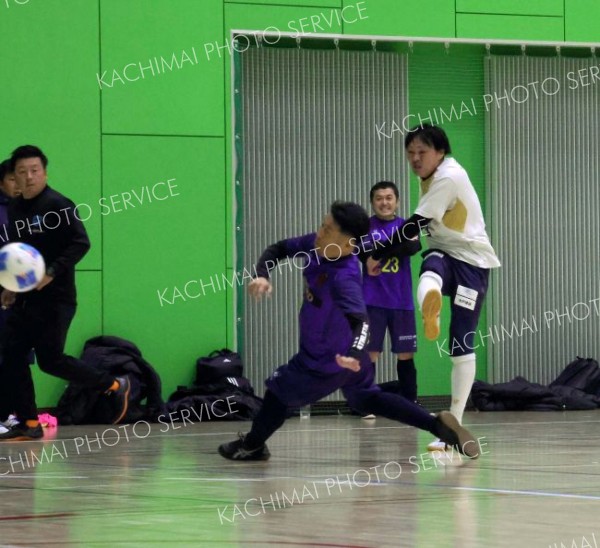 【シニアの部リーグ戦・帯広ＦＣ―ＡＬＬ　ＴＯＫＡＣＨＩ　Ｏ―３５】決勝ゴールを決めた帯広ＦＣの田中基樹（右）