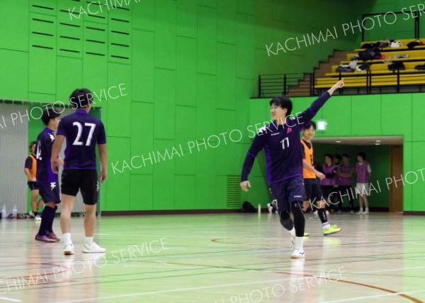 山田機械工業Ｖ　シニアは帯広ＦＣ制す　全十勝室内サッカー大会 6