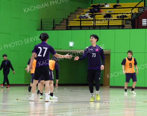 山田機械工業Ｖ　シニアは帯広ＦＣ制す　全十勝室内サッカー大会 7