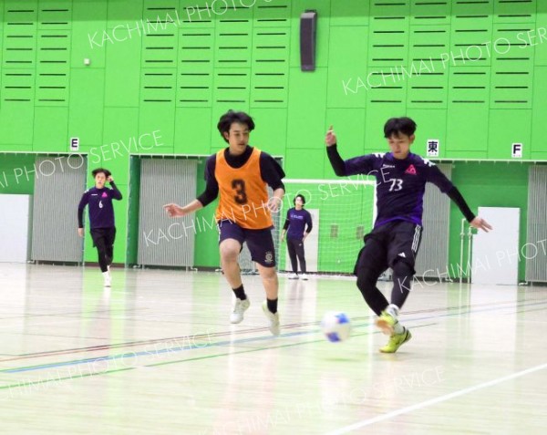 山田機械工業Ｖ　シニアは帯広ＦＣ制す　全十勝室内サッカー大会 8