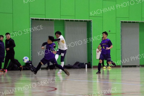 山田機械工業Ｖ　シニアは帯広ＦＣ制す　全十勝室内サッカー大会 11
