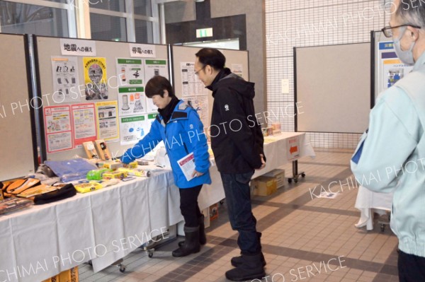 市役所で防災グッズ展　携帯トイレなど約２００点　１６日まで 3