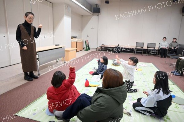 会員と手遊びで憩いをとる子どもたち