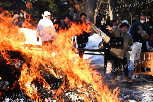 燃え上がる炎に無病息災祈る　帯廣神社どんど焼き