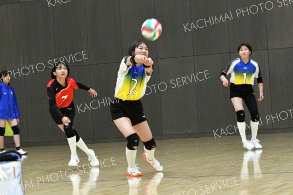 【女子決勝・下音更―芽室西鹿追】声を掛け合い、ボールをつなぐ下音更