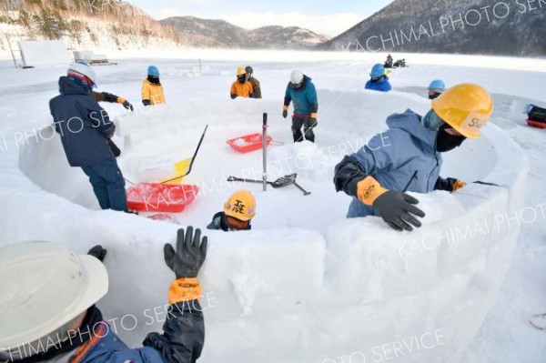 ２４日から「しかりべつ湖コタン」始まる　氷の世界に向け準備着々