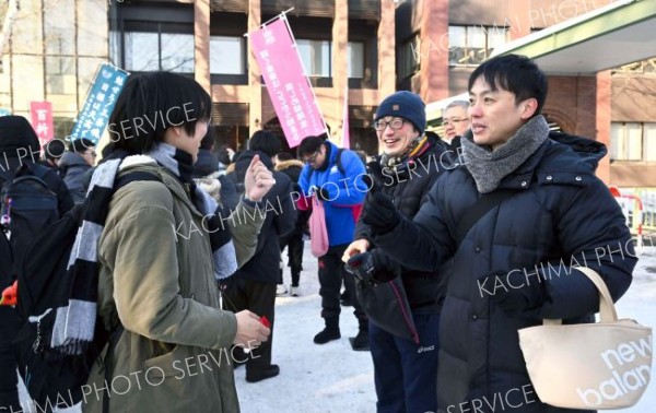 試験会場に入る受験生を励ます高校教員ら（１７日午前９時半ごろ、帯広畜産大学で。塩原真撮影）