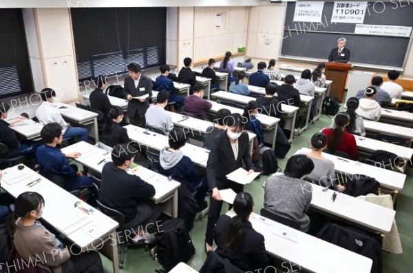 共通テストの最初の科目として始まった地理歴史、公民（午前９時１０分ごろ、帯広畜産大学で。塩原真撮影）