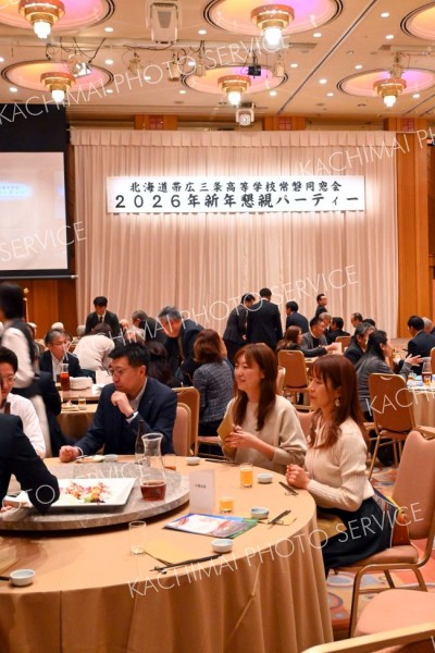 同窓生と交流する参加者