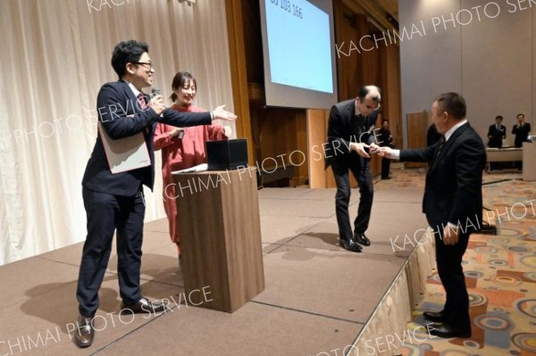 恒例企画の抽選会で盛り上がった