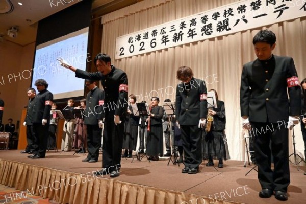 吹奏楽部と応援団の卒業生が、オープニングと最終プログラムでパフォーマンスを披露した