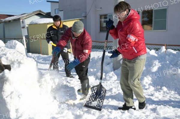 足寄町職員労組がコミバス停留所で除雪奉仕