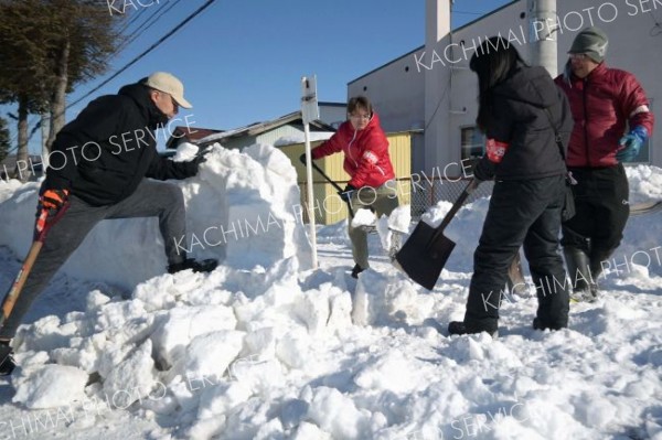 町内４０カ所のあしバス停留所を除雪した