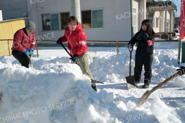 町内４０カ所のあしバス停留所を除雪した