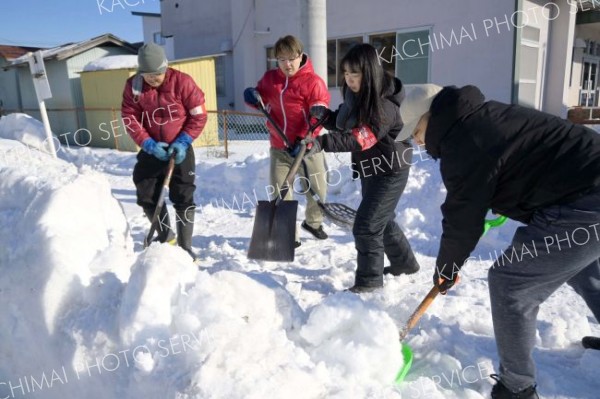 町内４０カ所のあしバス停留所を除雪した