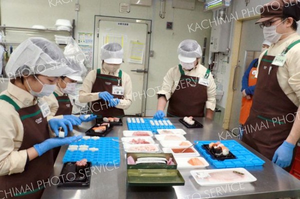 すし作りを体験する子どもたち