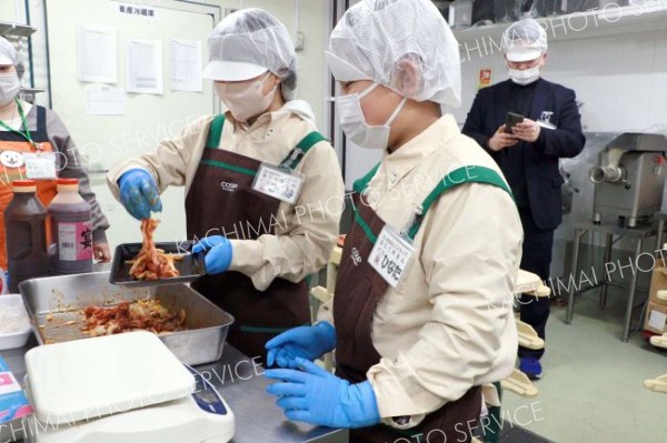 豚ジンギスカンの味付け体験をする子どもたち