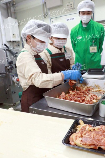 豚ジンギスカンの味付け体験をする子どもたち