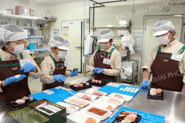 すし作りを体験する子どもたち