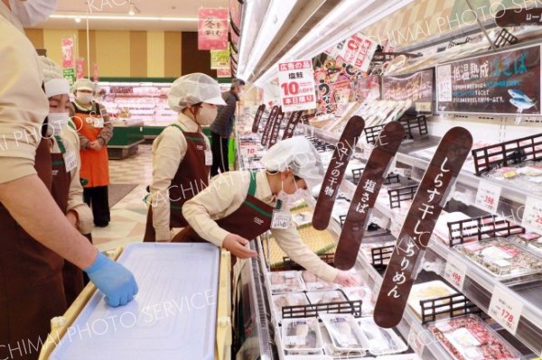 売り場での商品陳列を体験する子どもたち