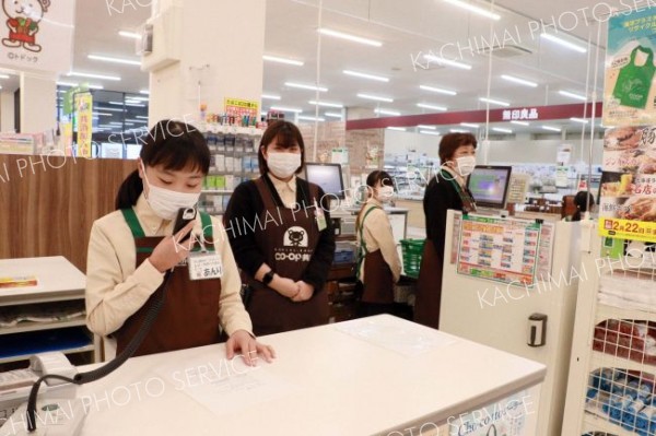 店内放送を体験する子どもたち