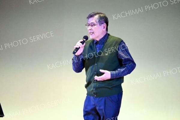 自慢の歌声を披露する参加者