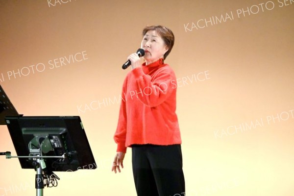自慢の歌声を披露する参加者