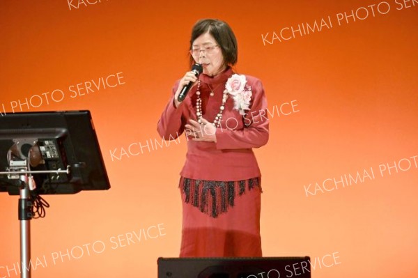 自慢の歌声を披露する参加者