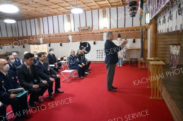 今年１年の交通安全を祈願する関係者ら