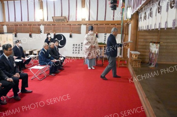 今年１年の交通安全を祈願する関係者ら