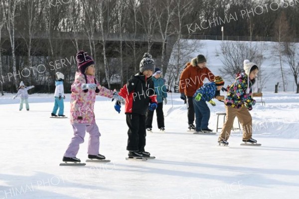 帯広市内多くは２年ぶり、児童はつらつスケート授業