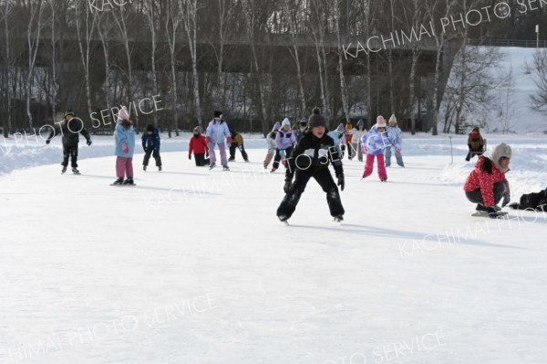 今季初めてのスケート授業に臨む児童ら