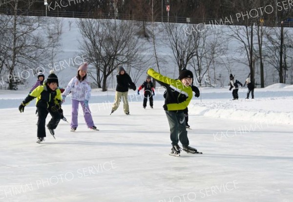 今季初のスケート授業。校庭のリンクの感触を確かめる児童ら