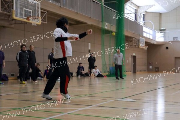 手打ち野球「ベースボール５」のルールや技術学ぶ　体験会に約３０人