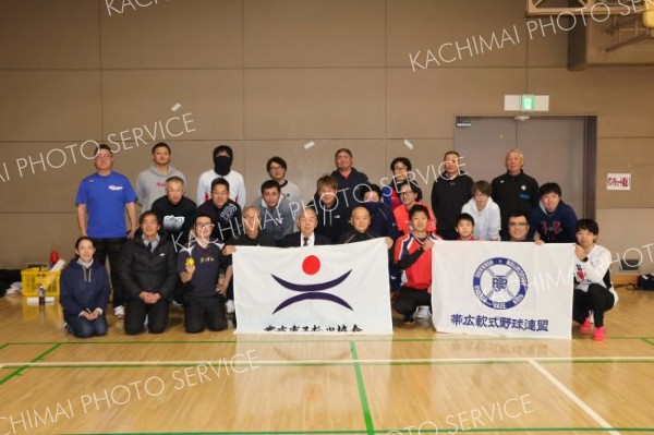 手打ち野球「ベースボール５」のルールや技術学ぶ　体験会に約３０人 7