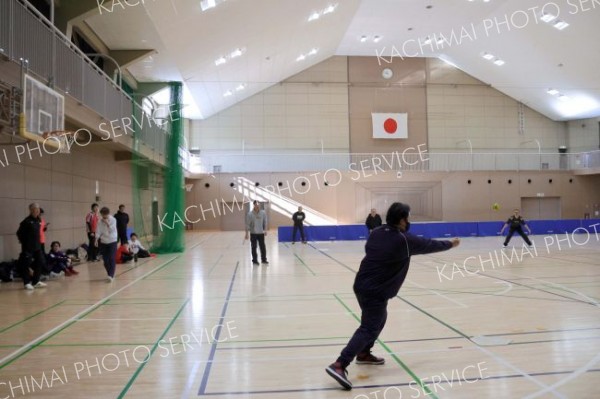 手打ち野球「ベースボール５」のルールや技術学ぶ　体験会に約３０人 9