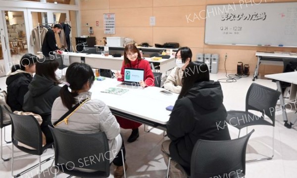 道内外から集まった学生らが大学の学びについて紹介する様子