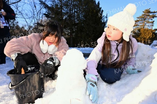 小雪像作りに挑戦する子どもたち