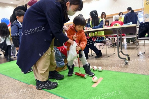 ゲームコーナーで遊ぶ来場者