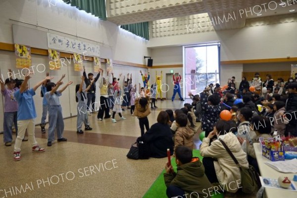 テーマパークダンスで一体となり盛り上がる会場