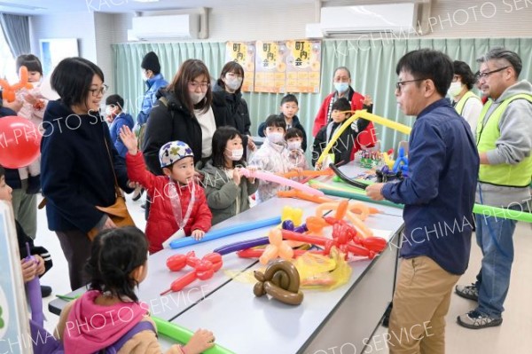 バルーンアート体験に参加する子どもたち