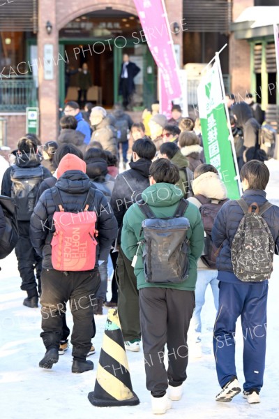 １７、１８日の「共通テスト」で幕開けした大学入試シーズン。選挙日程と重なり受験生には戸惑いも（１７日、帯広畜産大学）