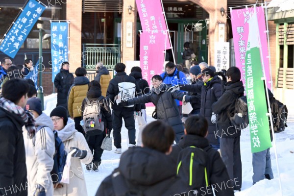 １７、１８日の「共通テスト」で幕開けした大学入試シーズン。選挙日程と重なり受験生には戸惑いも（１７日、帯広畜産大学）