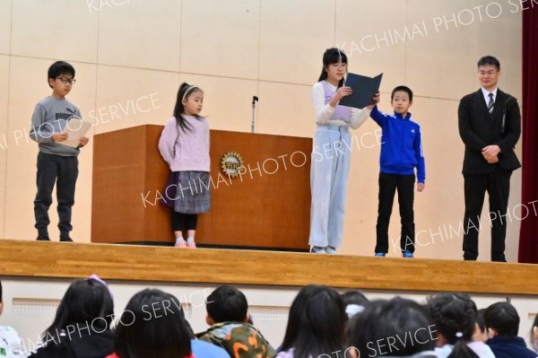 楽しかったよ―。始業式で学年の代表が、全校児童の前で冬休み中の思い出を発表する児童（９日、帯広明和小学校で。金野和彦撮影）