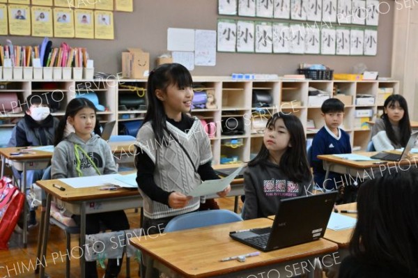 勉強頑張ります―。冬休みを終えて、３学期の目標を発表する児童（９日、帯広明和小学校で。金野和彦撮影）