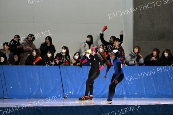 どっちが勝った！？「第５６回北海道中学スピードスケート大会」の男子５００メートル競技で、電光掲示板のフィニッシュタイムを一斉に見上げる選手と観戦客（１０日、明治北海道十勝オーバルで。金野和彦撮影） 